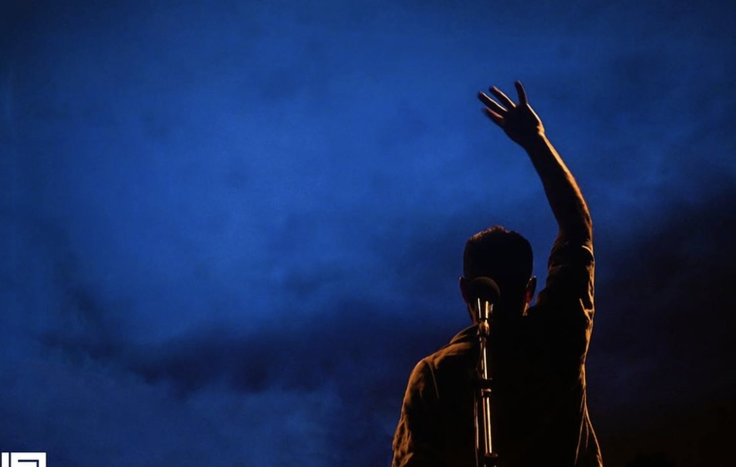 Silhouette of Kamakan's singer on stage